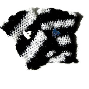 Manchettes faites au crochet en laine coloris très graphique noir et blanc, elles sont ornées de deux image 1