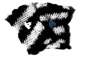 Manchettes faites au crochet en laine coloris très graphique noir et blanc, elles sont ornées de deux