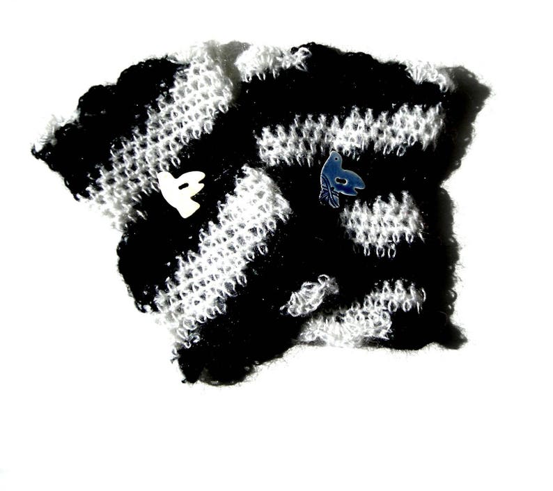 Manchettes faites au crochet en laine coloris très graphique noir et blanc, elles sont ornées de deux image 1