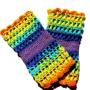 Manchettes crochetées en coton Katia Jaipur de couleurs vives, elles mesurent 17 cm de long environ. image 5