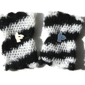 Manchettes faites au crochet en laine coloris très graphique noir et blanc, elles sont ornées de deux image 2