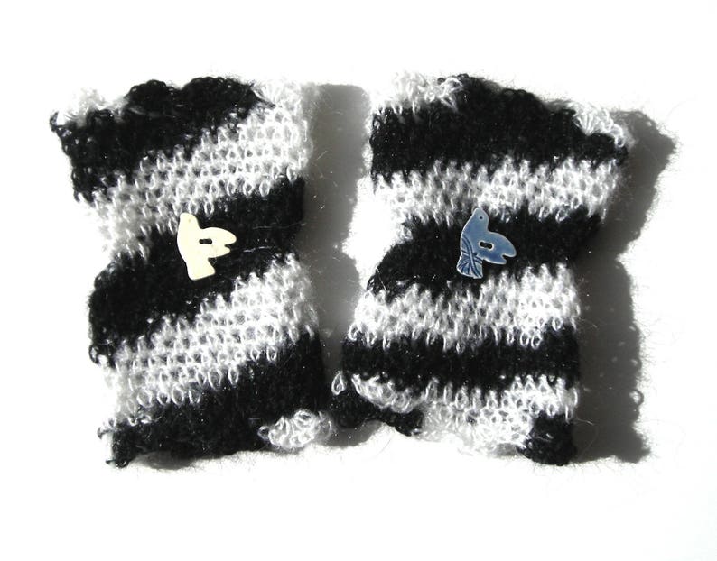 Manchettes faites au crochet en laine coloris très graphique noir et blanc, elles sont ornées de deux image 2