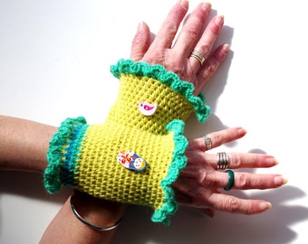 Manchettes crochetées en laine bergère de France  jaune bleu  et vert.