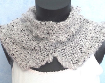 Col snood crocheté en laine  mohair gris clair chiné noir il  mesure 24 cm à l'encolure  et 41 cm à la base.