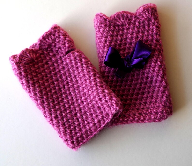 Crocheted mittens in old pink wool decorated with a pretty purple satin ribbon. image 3