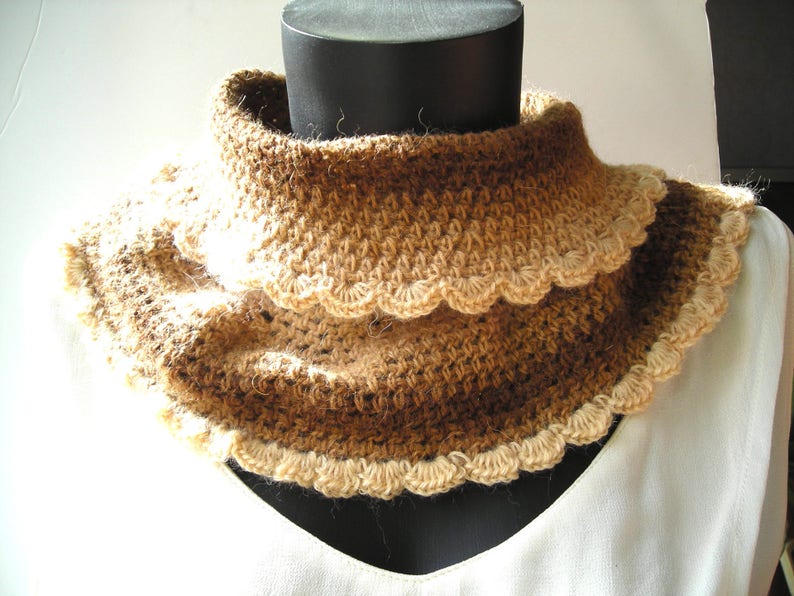 Snood crocheté aux teintes automnales beige clair et marron il mesure 17 cm de long et 40 cm de large à la base. image 3