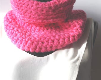 Col snood crocheté en grosse laine rose hauteur 17cm, largeur en haut 23cm.