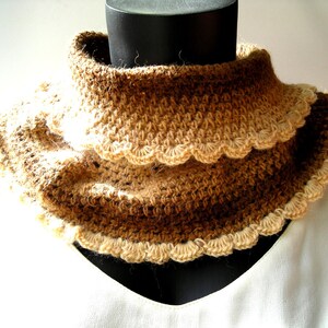 Snood crocheté aux teintes automnales beige clair et marron il mesure 17 cm de long et 40 cm de large à la base. image 2