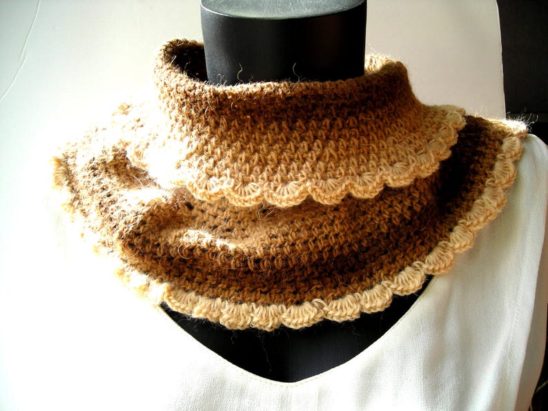 Snood crocheté aux teintes automnales beige clair et marron il mesure 17 cm de long et 40 cm de large à la base. image 2