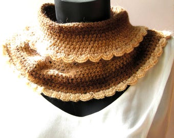 Snood crocheted in autumnal shades beige and Brown it measures 17 cm long and 40 cm wide at the base.