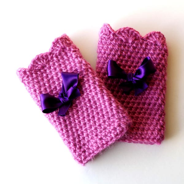 Mitaines crochetées en laine couleur vieux rose ornées d'un joli ruban de satin violet.