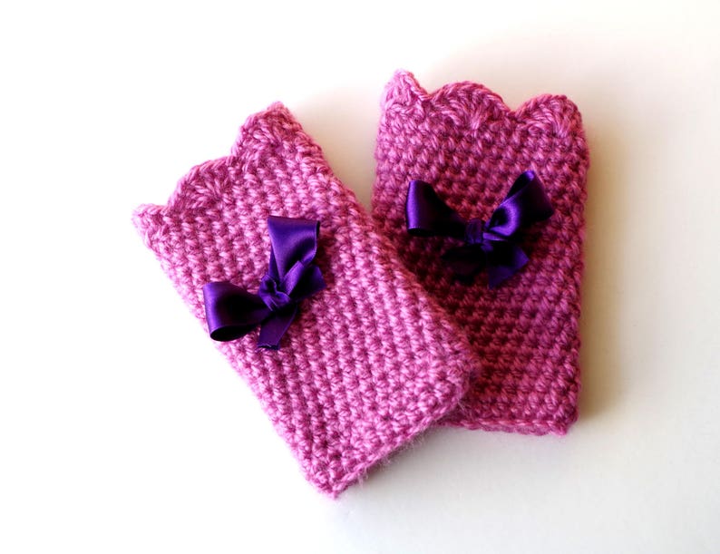 Crocheted mittens in old pink wool decorated with a pretty purple satin ribbon. image 1