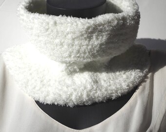 Crocheted snood collar in white wool Lou de Plassard .