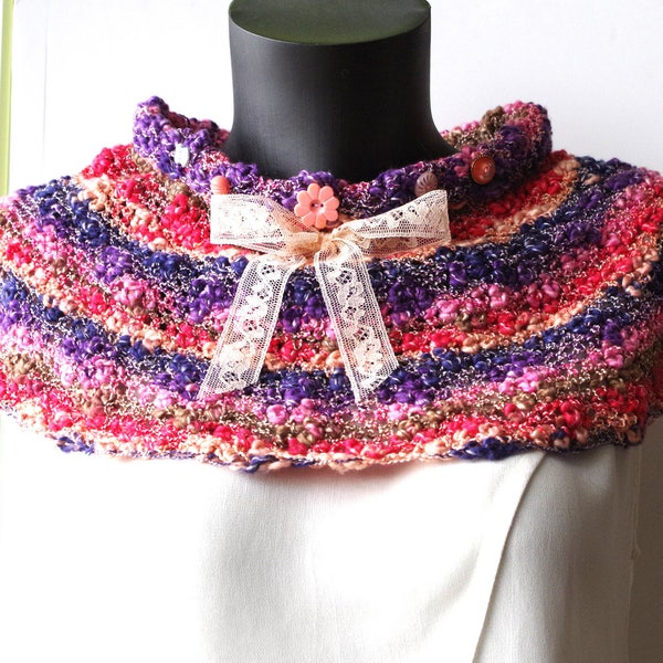 Col crocheté en coton rose et mauve orné d'un noeud de dentelle ancienne rose pâle et de jolis petits boutons