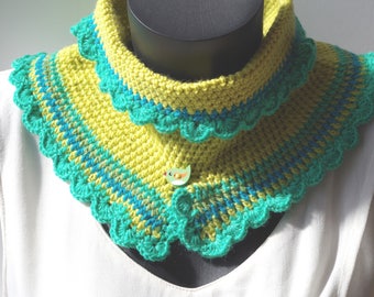 Col snood crocheté en laine vert bleu jaune et turquoise.