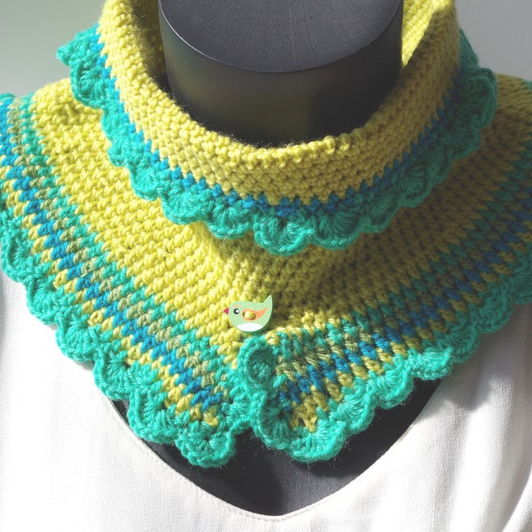 Col snood crocheté en laine vert bleu jaune et turquoise.