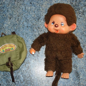 Ancienne peluche Kiki (18cm) Monchhichi TBE avec sac à dos