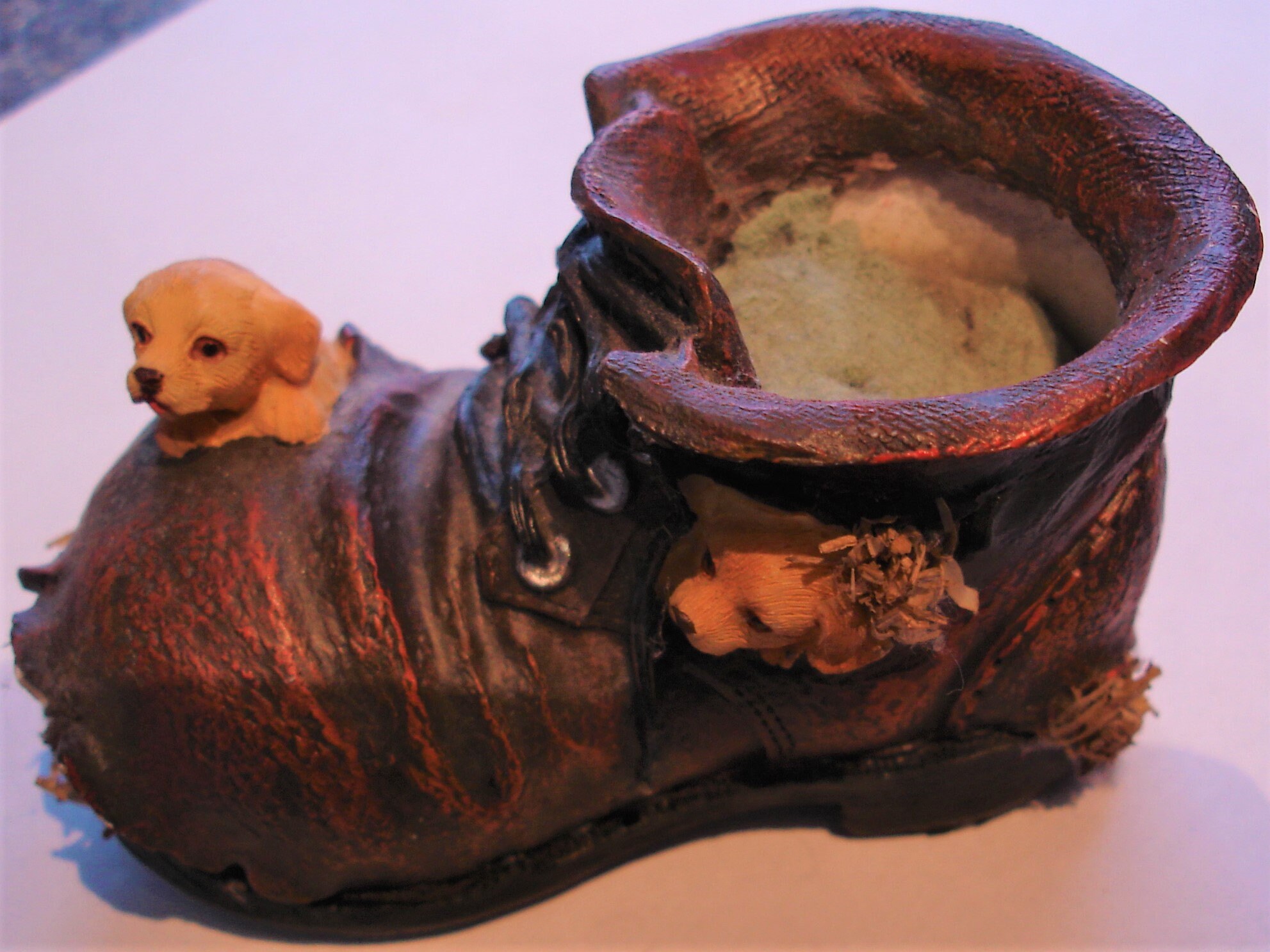 Chaussure Décorative Pour Fleurs avec La Mousse et de Petits Chiens Saint Valentin