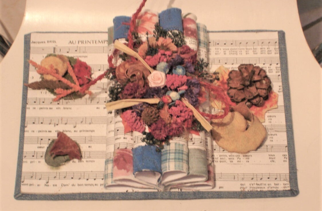 Decoration Florale Fait Main à Poser sur Chevalet Livre Fleurs Séchées Notes de Musique