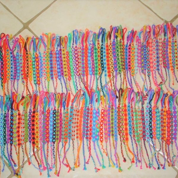 GROS Lot de 100  BRACELETS BRESILIENS ou Bracelets d'amitié pour enfant ou adulte à poignets fins pour revendeurs ou Kermesse