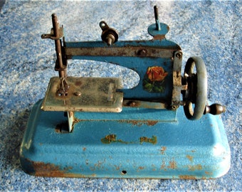 alte kleine Vintage-Nähmaschine für Kinder Marke MA COUSETTE
