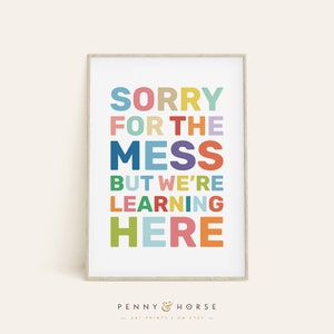 Désolé pour le mess, mais nous apprenons ici, Inspirational Quote Wall Poster, Colorful Classroom Poster, Teacher Print, Learning Quote Art