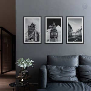 Puede incluir: Tres fotograf&iacute;as en blanco y negro enmarcadas de monumentos de Londres. La primera foto muestra el Tower Bridge, la segunda muestra el Big Ben y la tercera muestra una calle con una fila de edificios curvada.