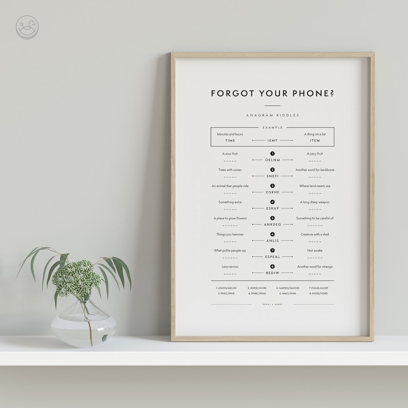 Op de afbeelding: Een afdrukbare poster met een zwart-wit ontwerp. De poster bevat de tekst "Forgot Your Phone?" en een lijst met anagram-raadsels. De raadsels worden gepresenteerd in een tabelformaat met het woord om te ontrafelen aan de linkerkant en het antwoord aan de rechterkant.