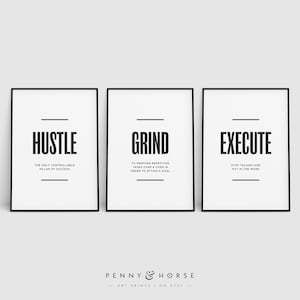 Puede incluir: Tres carteles motivacionales en blanco y negro con las palabras "Hustle", "Grind" y "Execute" con breves descripciones debajo de cada palabra. Los carteles están enmarcados en negro.