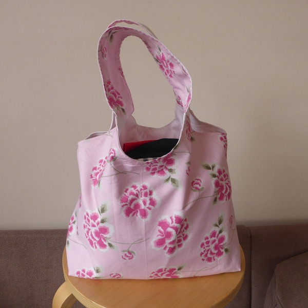 Sac  cabas rose imprimé fleur pivoine et etui à bouteille assorti