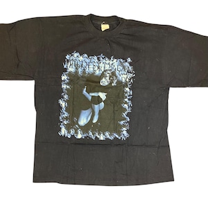 Puede incluir: Camiseta negra con un estampado gráfico azul y blanco de una mujer con falda. El texto "Misunderstood" está impreso en el gráfico.