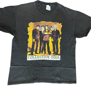 Könnte beinhalten: Schwarzes T-Shirt mit einem Bandbild und dem Text "COLLECTIVE SOUL". Die Grafik zeigt fünf Personen vor einem gelb-orangen Hintergrund. Das T-Shirt ist aus weichem Material. Ein T-Shirt im Vintage-Stil.