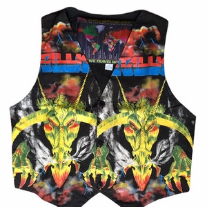 Könnte beinhalten: Schwarze ärmellose Weste mit einem bunten Grafikdruck eines Drachen und dem Text "Metallica" und "We Travel With You".