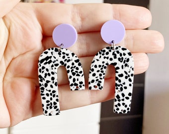 Boucles d'oreilles CRUELLA abstrait rond violet pastel lila forme u acrylique motif noir et blanc tâche point moucheté asymétrique fun