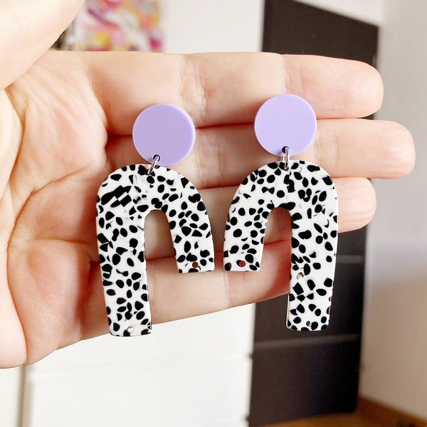 Boucles d'oreilles CRUELLA abstrait rond violet pastel lila forme u acrylique motif noir et blanc tâche point moucheté asymétrique fun