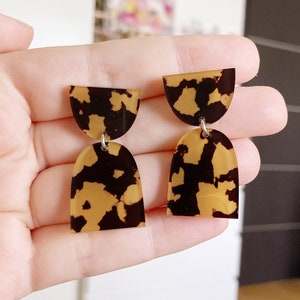 Ohrring im Safari-Stil mit schwarzem und braun geflecktem Leopardenmuster aus Acryl mit Kuppelform aus der Color Therapy Kollektion