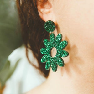 Green daisy earring with original acrylic flower glitter image 1