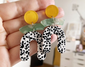 Boucles d'oreilles forme abstrait acrylique motif arc forme u noir et blanc peluche tâche point rond jaune scintillant bleu ciel