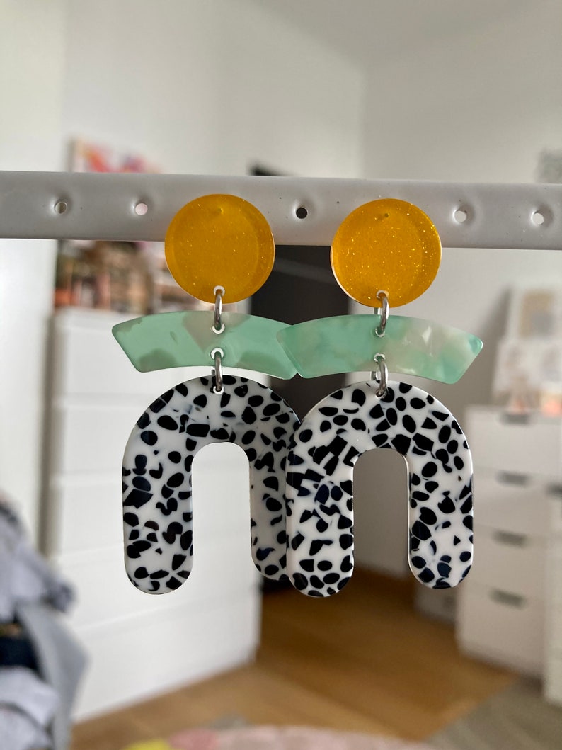 Boucles d'oreilles forme abstrait acrylique motif arc forme u noir et blanc peluche tâche point rond jaune scintillant bleu ciel image 2