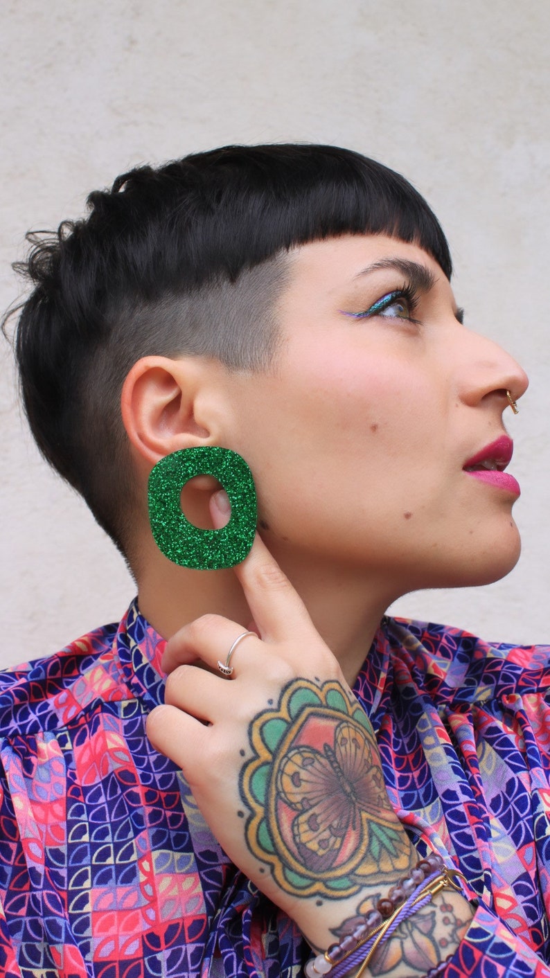 Boucle d'oreille loopy vert paillette acrylique grand anneau abstrait puce image 5