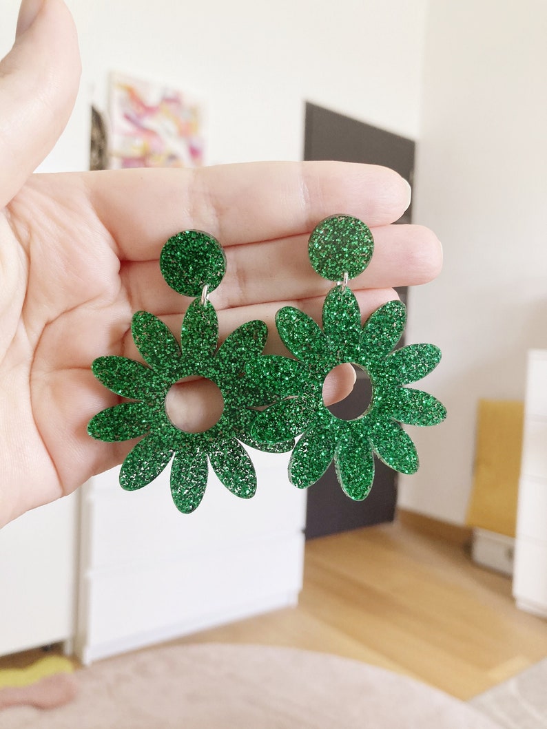 Green daisy earring with original acrylic flower glitter image 2