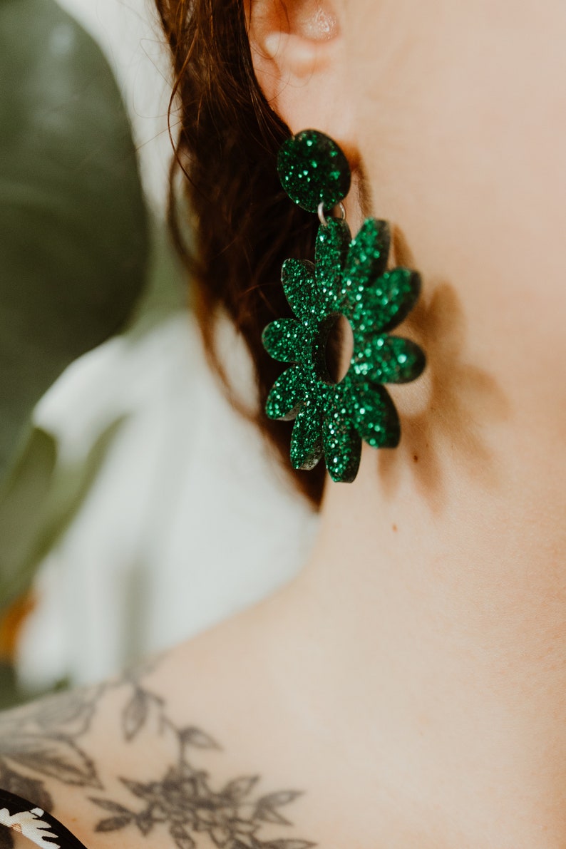 Green daisy earring with original acrylic flower glitter image 3