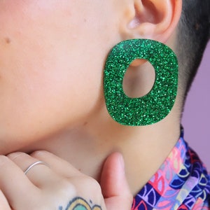 Boucle d'oreille loopy vert paillette acrylique grand anneau abstrait puce image 2