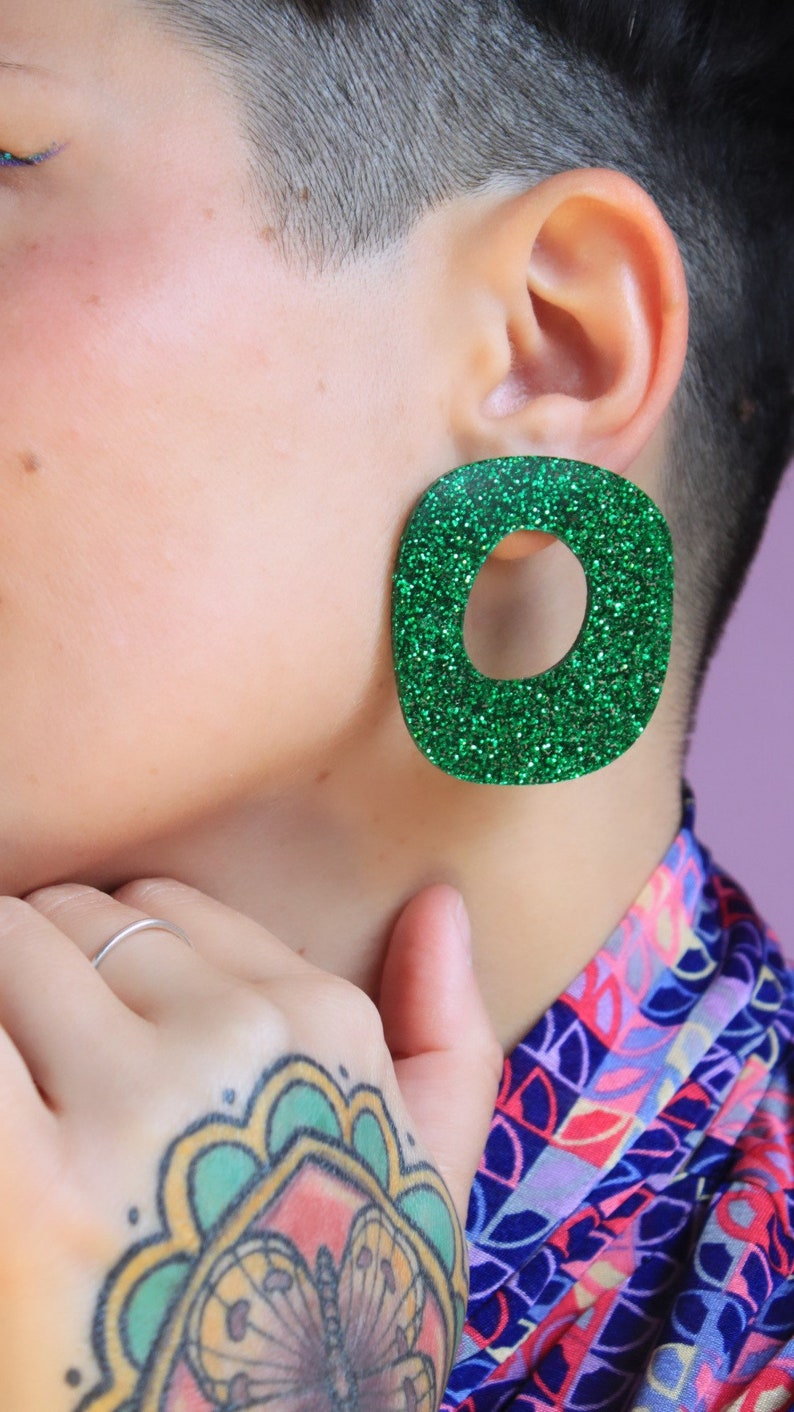 Boucle d'oreille loopy vert paillette acrylique grand anneau abstrait puce image 2