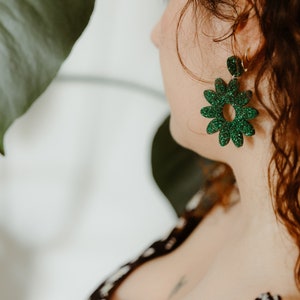 Green daisy earring with original acrylic flower glitter image 5