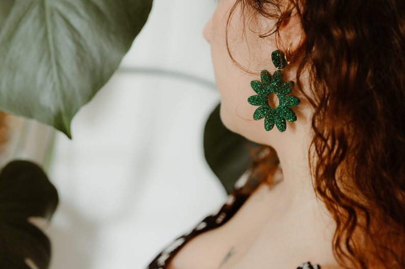 Green daisy earring with original acrylic flower glitter image 5