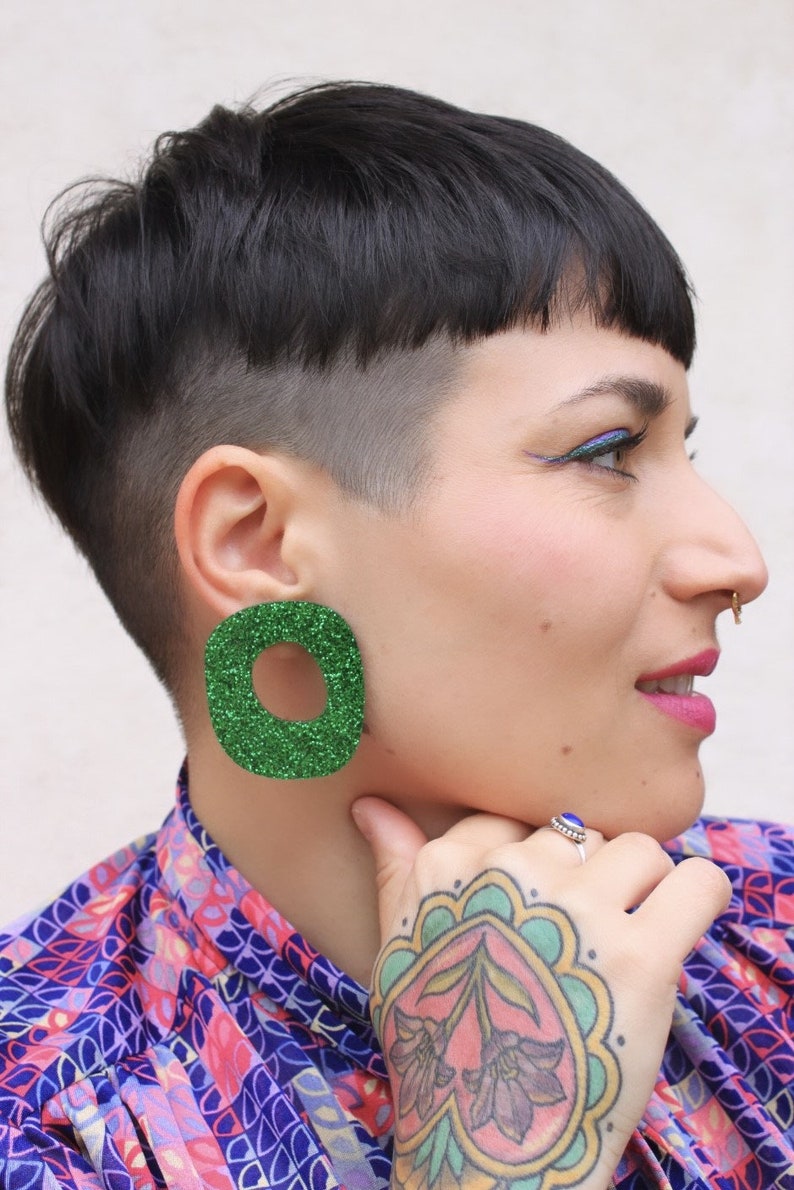 Boucle d'oreille loopy vert paillette acrylique grand anneau abstrait puce image 3