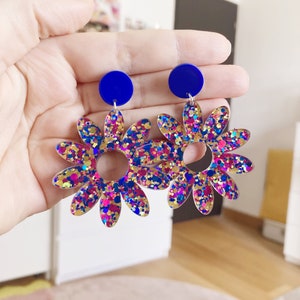 Multicolored daisy earring blue pink gold glitter original acrylic flower image 2