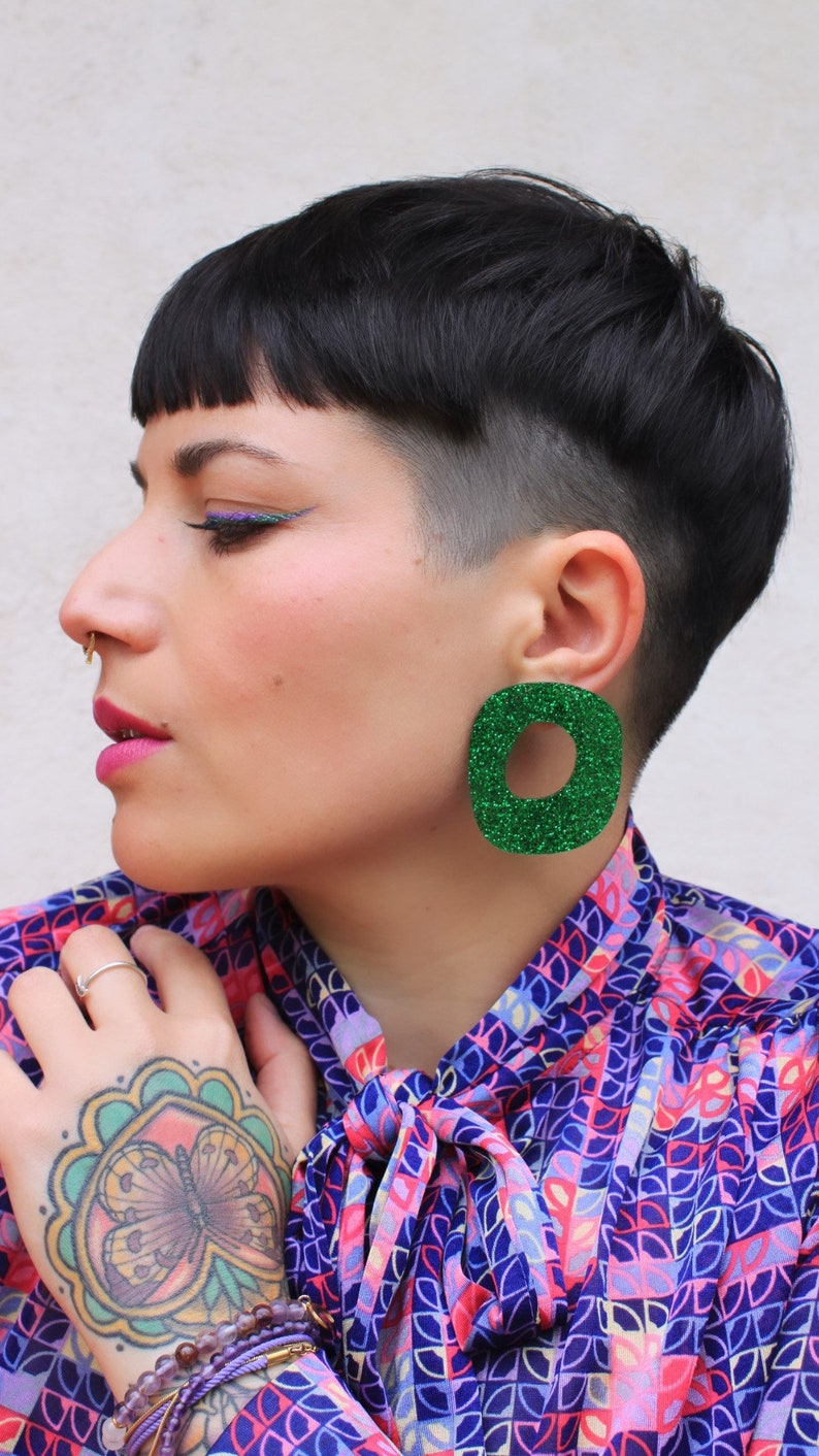Boucle d'oreille loopy vert paillette acrylique grand anneau abstrait puce image 4