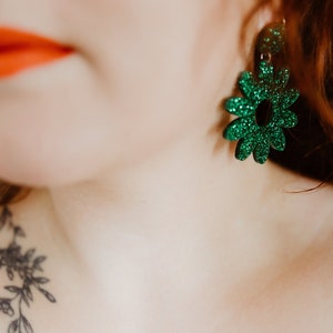 Green daisy earring with original acrylic flower glitter image 4